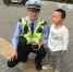 2岁男孩南京旅游捡到1角纸币 坚持交给警察叔叔 - 新浪江苏
