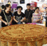 9月19日，中国(四川)中秋食品博览会暨月饼文化节在成都开幕。图为展会上重达600斤的月饼。 中新社记者 安源 摄 - 新浪江苏
