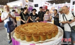 9月19日，中国(四川)中秋食品博览会暨月饼文化节在成都开幕。图为展会上重达600斤的月饼。 中新社记者 安源 摄 - 新浪江苏