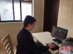 梅林在电脑前工作 - 江苏新闻网