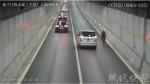 南京一男子骑自行车时速65公里 7分钟穿越扬子江隧道 - 新浪江苏