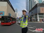 图为国庆长假期间，街头执勤的交警。 - 江苏新闻网