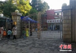 资料图：北京市某幼儿园外家长送孩子入园 中新网记者 张尼 摄 - News.Jstv.Com
