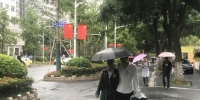 11日，南京街头迎来降温降雨，市民纷纷撑起雨伞。　杨颜慈　摄 - 江苏新闻网