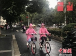 11日，南京迎来降温降雨。图为市民披上雨衣出行。　杨颜慈 摄 - 江苏新闻网