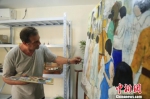 克里斯蒂安·帕赫在南京创作油画。 侵华日军南京大屠杀遇难同胞纪念馆供图 - 江苏新闻网
