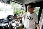 资料图片：7月2日，乘客在青岛交运31路公交车上使用手机支付公交车费。新华社发 - News.Jstv.Com