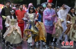 大学生雨中欢乐开跑。 泱波 摄 - 江苏新闻网