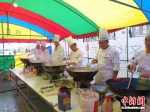 厨师在烹饪菜肴 - 江苏新闻网