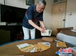 蔡国基正在家中整理韩昌鸿寄自台湾的信件。　钟升　摄 - 江苏新闻网