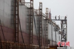 资料图：江苏泰州一家造船厂内，工人正在工作。　泱波 摄 - 江苏新闻网
