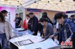 参会人员在第十届中国(川姜)家纺画稿交易会挑选画稿。 陆建国 摄 - 江苏新闻网