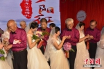 盐城17对金婚银婚伴侣举行“夕阳红”集体婚礼 - 江苏新闻网