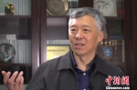 南京大学党委书记张异宾接受采访，他也成了“被学生点名”的“DIY课程”导师之一。　陈曦　摄 - 江苏新闻网
