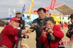 你放风筝，我来拍摄，80老妪过把风筝瘾。 陆建国 摄 - 江苏新闻网