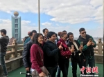 留学生登上华西村高楼纷纷拍照留念。　郭亚楠 摄 - 江苏新闻网