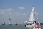 图为参赛选手驾驶着帆船在宽阔的湖面航行。　孙权　摄 - 江苏新闻网
