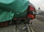 货车失控撞上江阴大桥收费站 现场一片狼藉 - 新浪江苏