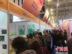 一批展示陆台合作成果的农业产品在本届展会颇受欢迎。　杨颜慈 摄 - 江苏新闻网