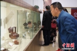 市民在参观民间传统工艺美术博览会。 - 江苏新闻网