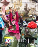 每辆摩托车车头都扎着大红花，小姑娘坐在车上可开心了 - 新浪江苏