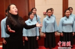 图为发布会现场，剧中演员与南师大合唱团的成员表演了合唱《平安夜》。　泱波 摄 - 江苏新闻网