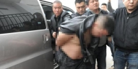 办案民警将主要犯罪嫌疑人高某押解至派出所。　宁公宣　摄 - 江苏新闻网