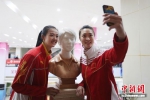 冠军们纷纷和自己的头像合影。 泱波 摄 - 江苏新闻网