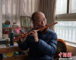 对于一个优秀的制笛师而言，检验笛子的音色也是基本功之一。　孙权 摄 - 江苏新闻网