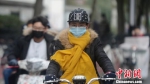 图为江苏气温骤降，民众穿冬装御寒。　孟德龙 摄 - 江苏新闻网