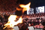 大学生用音乐缅怀遇难同胞。　泱波 摄 - 江苏新闻网