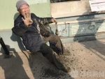 大街施工不围挡 86岁老人摔成“泥人” - 新浪江苏