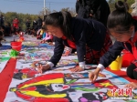 小学生认真创作自己心目中的普法儿童画。 - 江苏新闻网