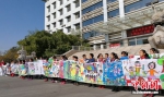 学生们集体展示绘画成果。 - 江苏新闻网