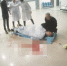 ▲男子“出千”被捅伤，倒在医院大厅。图自扬子晚报 - 新浪江苏