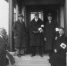 1937年，南京安全区国际委员会成员合影。右二为约翰·马吉，中为约翰·拉贝。　资料片　摄 - 江苏新闻网