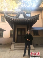克里斯·马吉在宁海路5号原南京安全区国际委员会总部旧址留影。　潘琳娜 摄 - 江苏新闻网