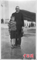 约翰·马吉和儿子在中山陵前合影。　申冉 摄 - 江苏新闻网