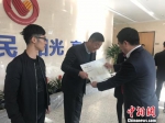 江阴新的行政服务大厅运营一个月，江阴市长向第500张建筑工程施工许可证颁证。　唐娟 摄 - 江苏新闻网