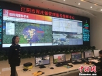 江阴市综合管理服务指挥中心，一块实时更新影像和数据的蓝色大屏幕上反映着江阴的大事小情。　唐娟 摄 - 江苏新闻网