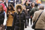 南京街头，市民昨“全副冬装”出行。新华报业视觉中心记者 宋宁 摄 - 新浪江苏