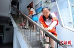 文明志愿者打扫老旧小区楼宇卫生。 - 江苏新闻网