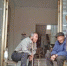 黄健（左二）在和村民的访谈中。 本文图片均来自“新华每日电讯”微信公众号 - 新浪江苏