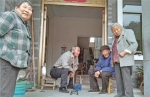 黄健（左二）在和村民的访谈中。 本文图片均来自“新华每日电讯”微信公众号 - 新浪江苏