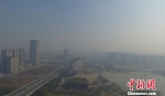 图为城市建筑笼罩在雾霾之中。　孟德龙　摄 - 江苏新闻网