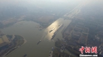 图为雾霾笼罩下的京杭大运河扬州段，来往船只川流不息。　孟德龙 摄 - 江苏新闻网