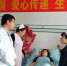 采集过程中，医护人员在现场观察。　赵芃　摄 - 江苏新闻网