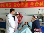 采集过程中，医护人员在现场观察。　赵芃　摄 - 江苏新闻网