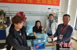 徐州市红十字会和对方医院交接采集的干细胞。　陈雪 摄 - 江苏新闻网