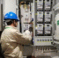 电力公司工作人员在检查电表运转状态 - 江苏新闻网